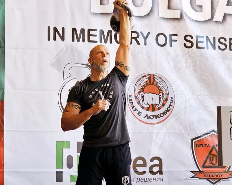 Taco Fleur performing a kettlebell snatch at the Open Cup of Bulgaria competition